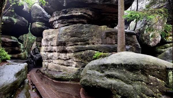 A Kóbor-sziklák szűk labirintusa