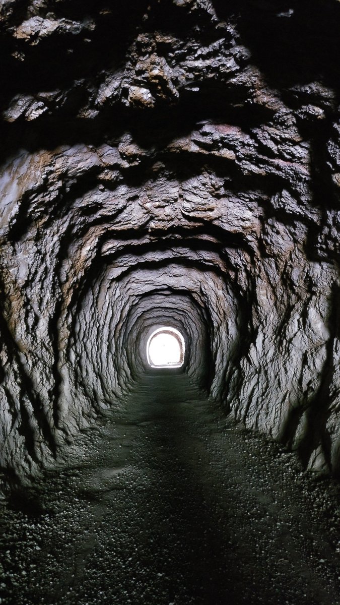 Sziklába vájt alagúton át