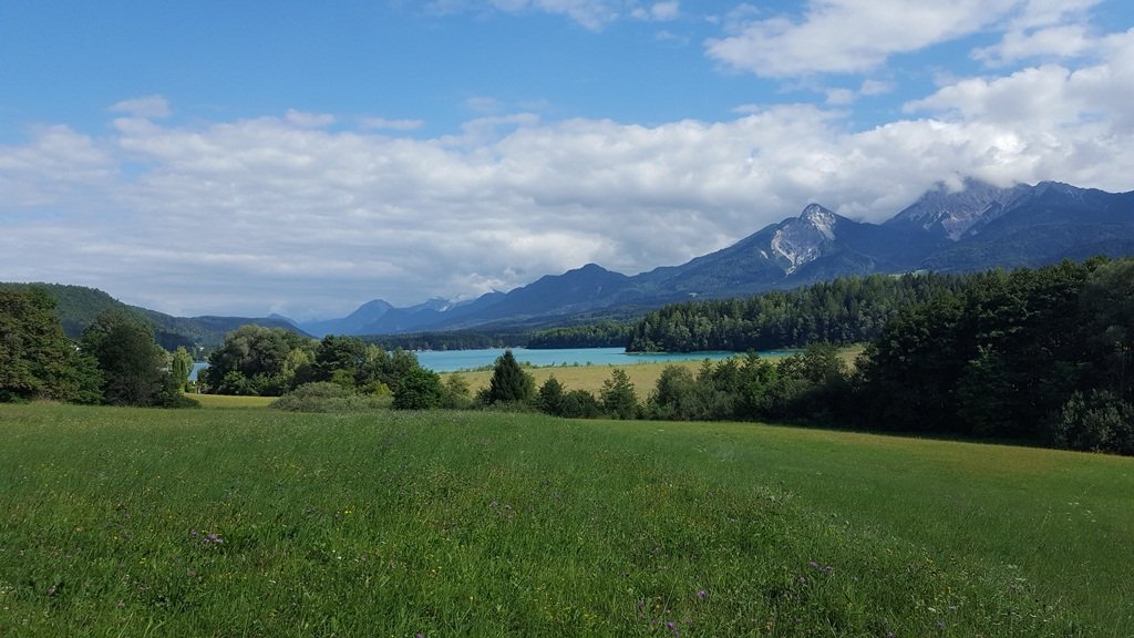 A Faaki-tó és a Mittagskogel a háttérben Forrás: www.mozgasvilag.hu