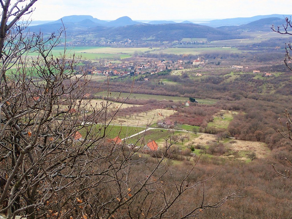 Kilátás a Fekete-hegyről Szentbékkállára és a Káli-medencére