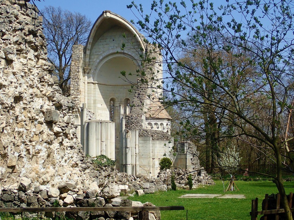 Vértesszentkereszti kolostor rom