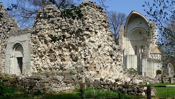 A Vértes rejtett kolostorai és várromjai