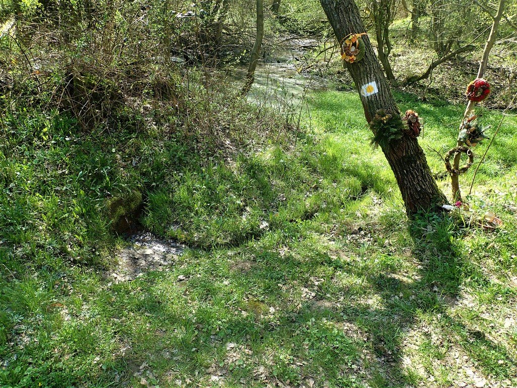 A sárga jelzésen haladunk