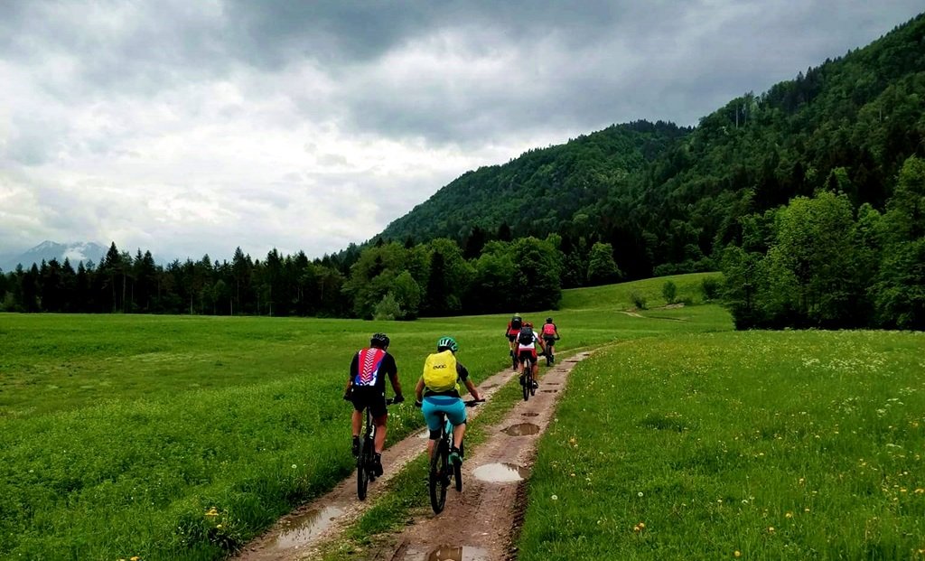 A Sava Bohinjka vonalát követve kellemes terepútra jutunk