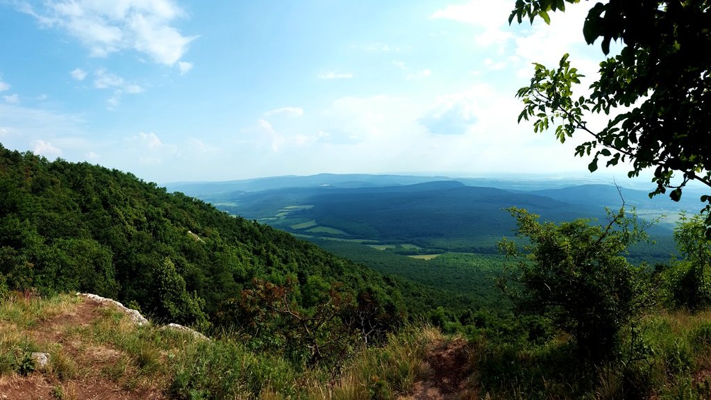 A kilátópontról csodás panoráma tárul elénk a völgyre és a távolban Piliscsévre