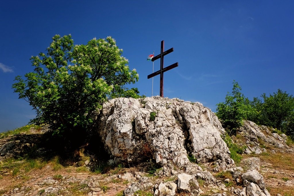 Kettős kereszt és országzászló az Oszoly-csúcson Forrás: Vígh Tarsoly Gergő