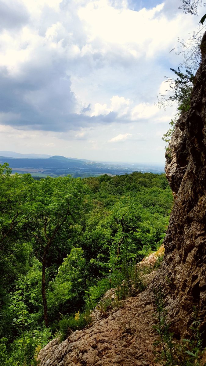 A Legény-barlang bejáratánál ez a panoráma fogad.