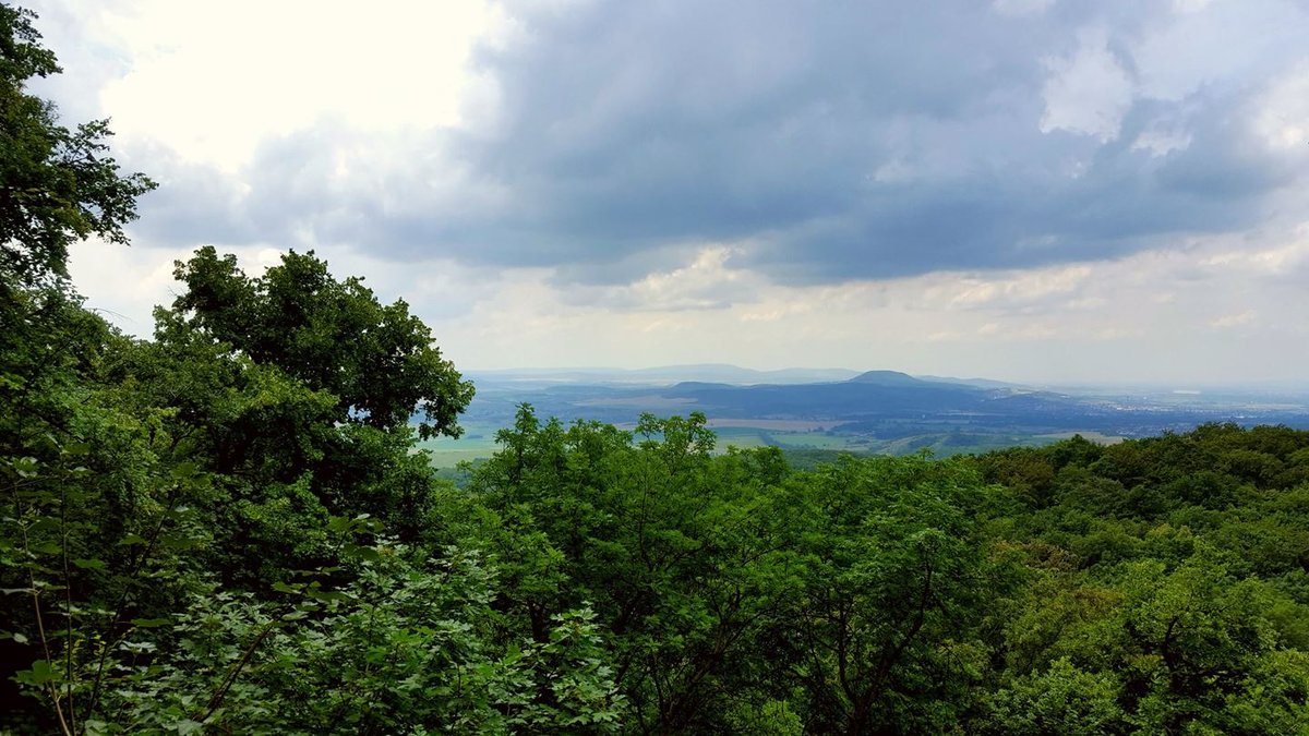 A Legény-barlang bejáratánál ez a panoráma fogad.