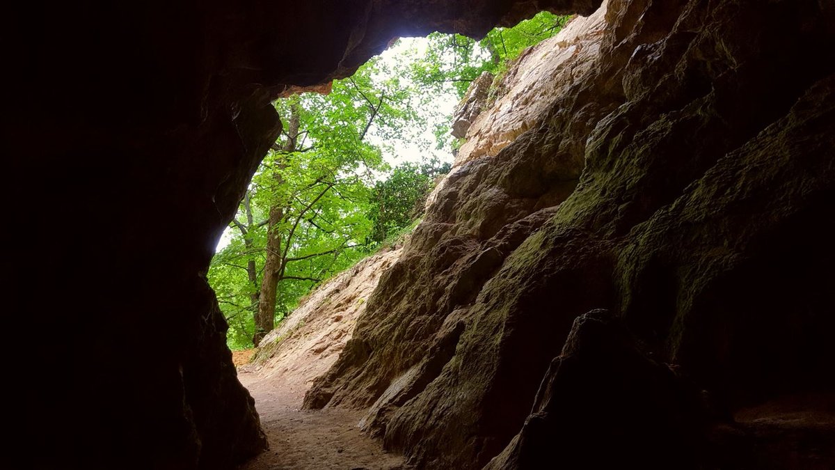A Leány-barlang bejárata keskenyebb, mint a Legény-barlangé.