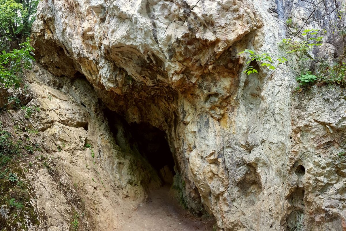 A Leány-barlang bejárata.
