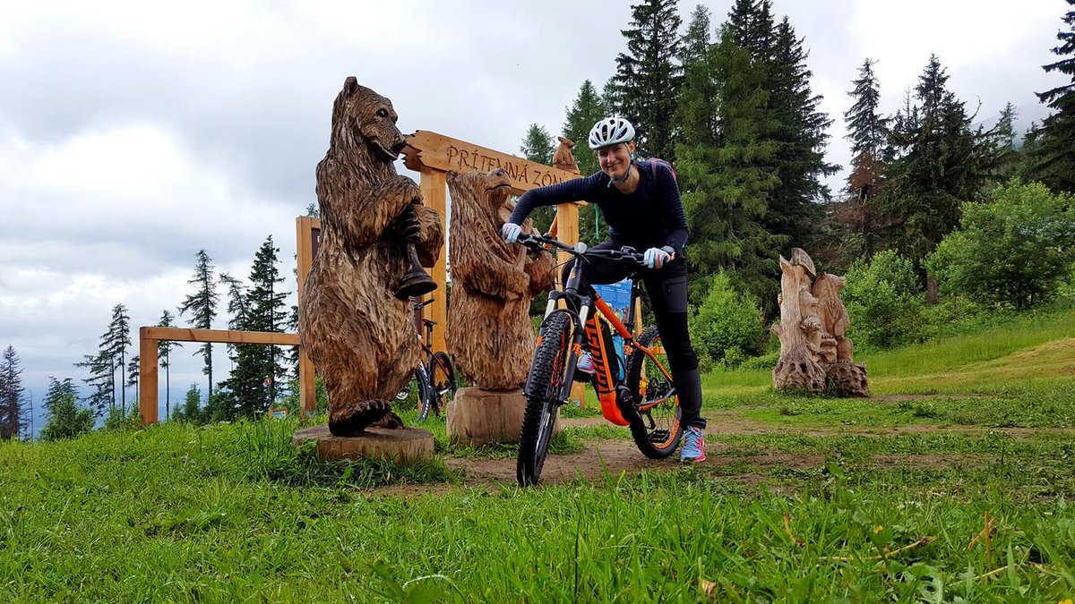 E-bike gyakorlás a faragott medveszobroknál