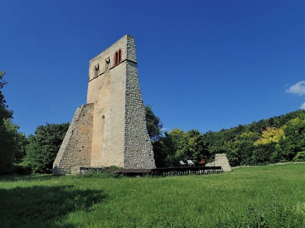 A Boldogasszony templomrom megmaradt főfala