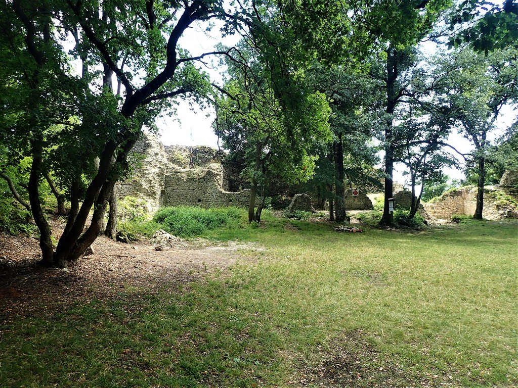 A meglepően nagyméretű Zádorvár romja