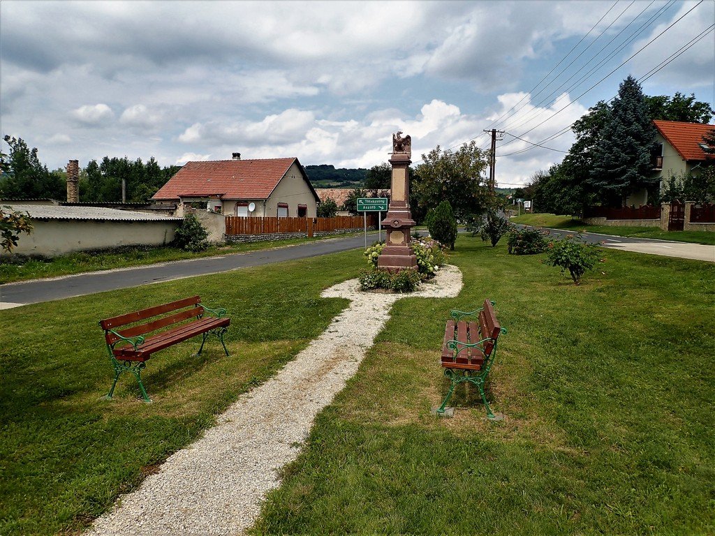 A sast ábrázoló emlékmű pihenő padokkal