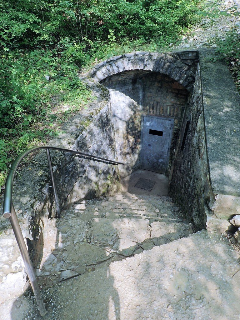 A Lóczy-barlang bejárata