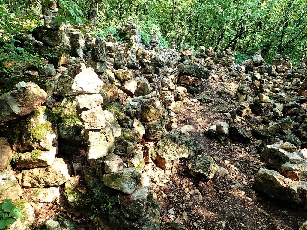 Kőbabák a Tamás-hegy oldalában