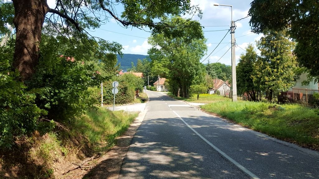 Egyből balra kanyarodunk a főutcán