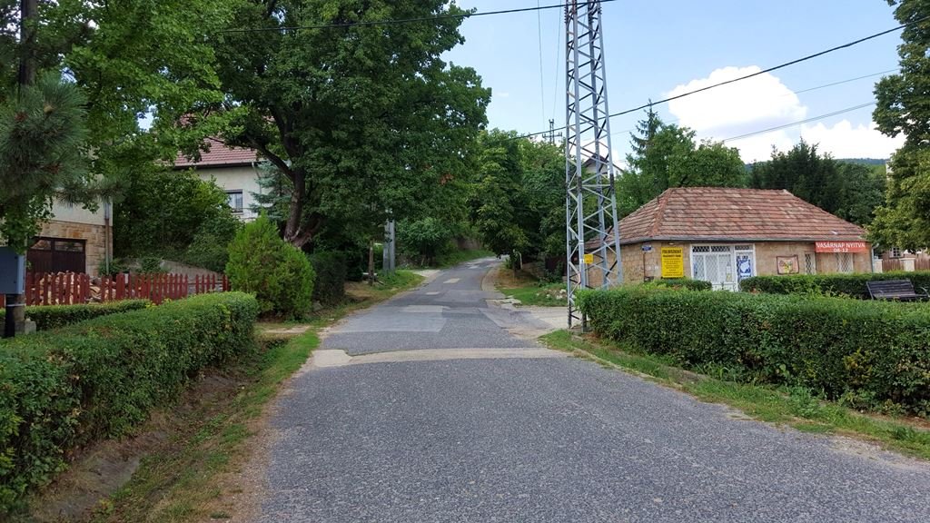 A főutcán megyünk egyenesen egészen addig, amíg balra meg nem látjuk a kék jelzést