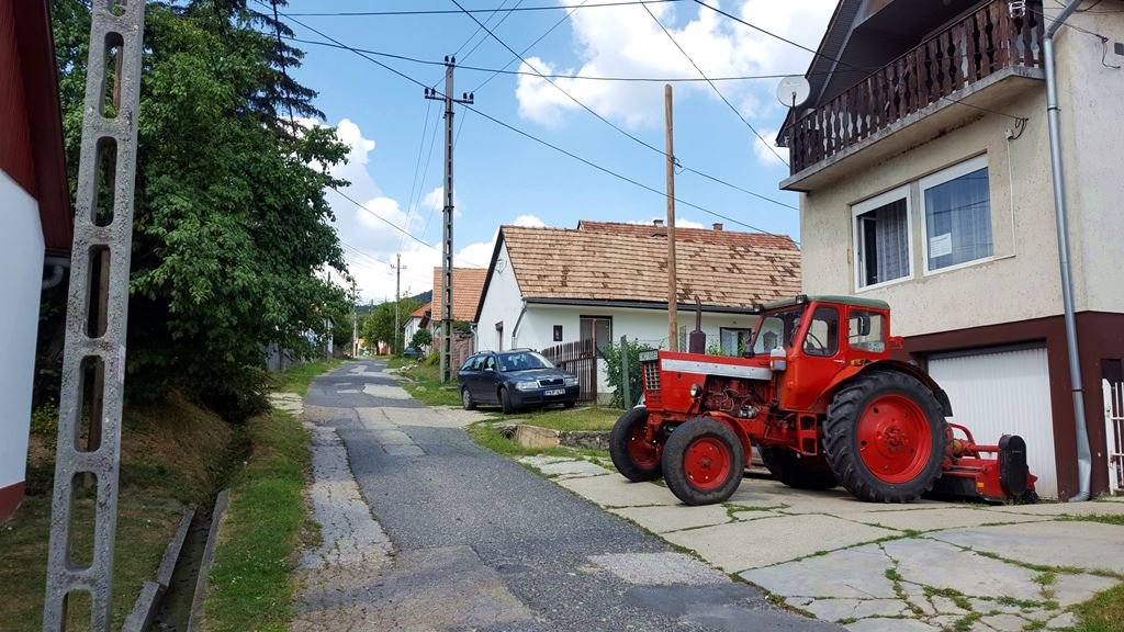 A kék jelzésen haladunk, lassan kiérünk felfelé haladva a házak közül