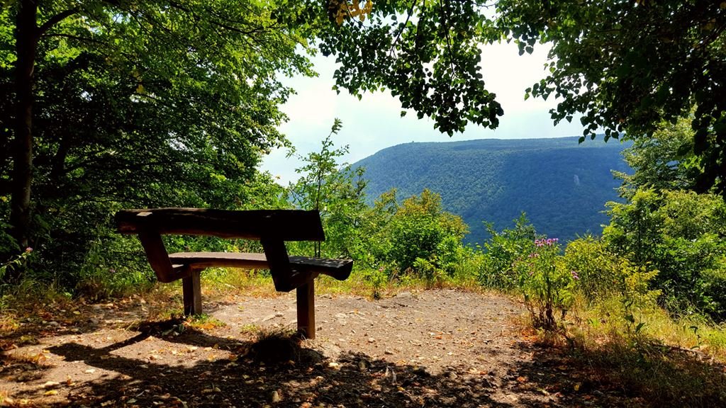 A kilátóponton egy pihenő padra is lehuppanhatunk, élvezni a panorámát