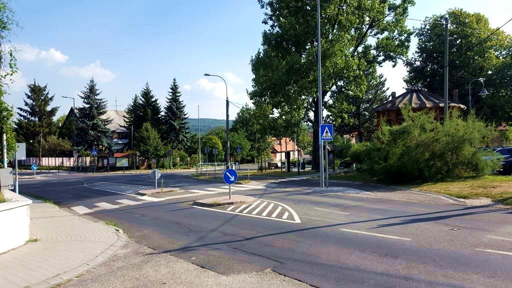 Lekanyarodunk az útkereszteződéshez és egyenesen átmegyünk a túloldalra