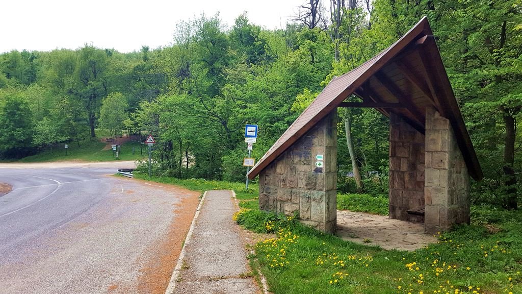 Két-bükkfa-nyereg: a házikó mellett elhaladunk