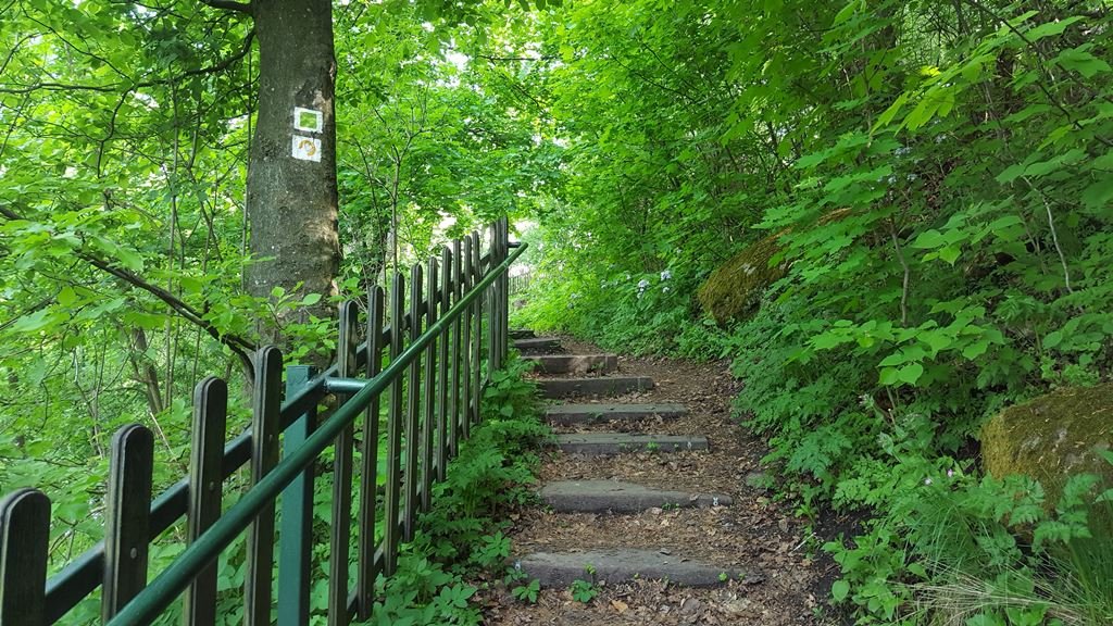 A kegyhelyről lépcső visz a túra másik végpontjához