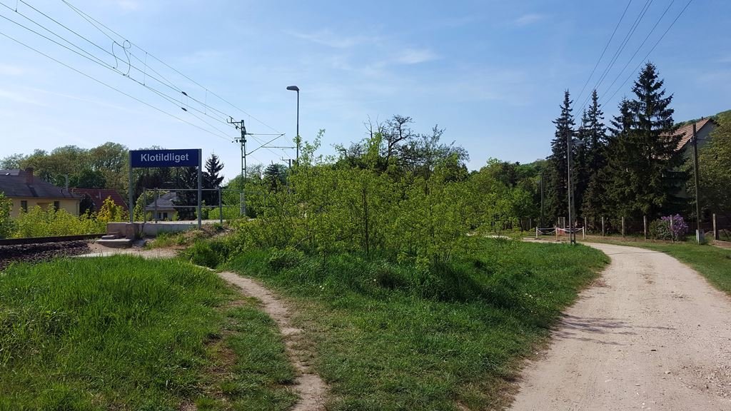 Majd ismét feltűnik a Klotildliget tábla, ahonnan visszasétálunk a kiindulási pontunkra