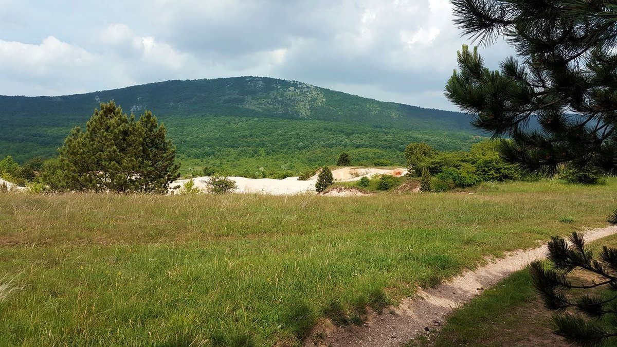 Előttünk a Nagy-Kevély