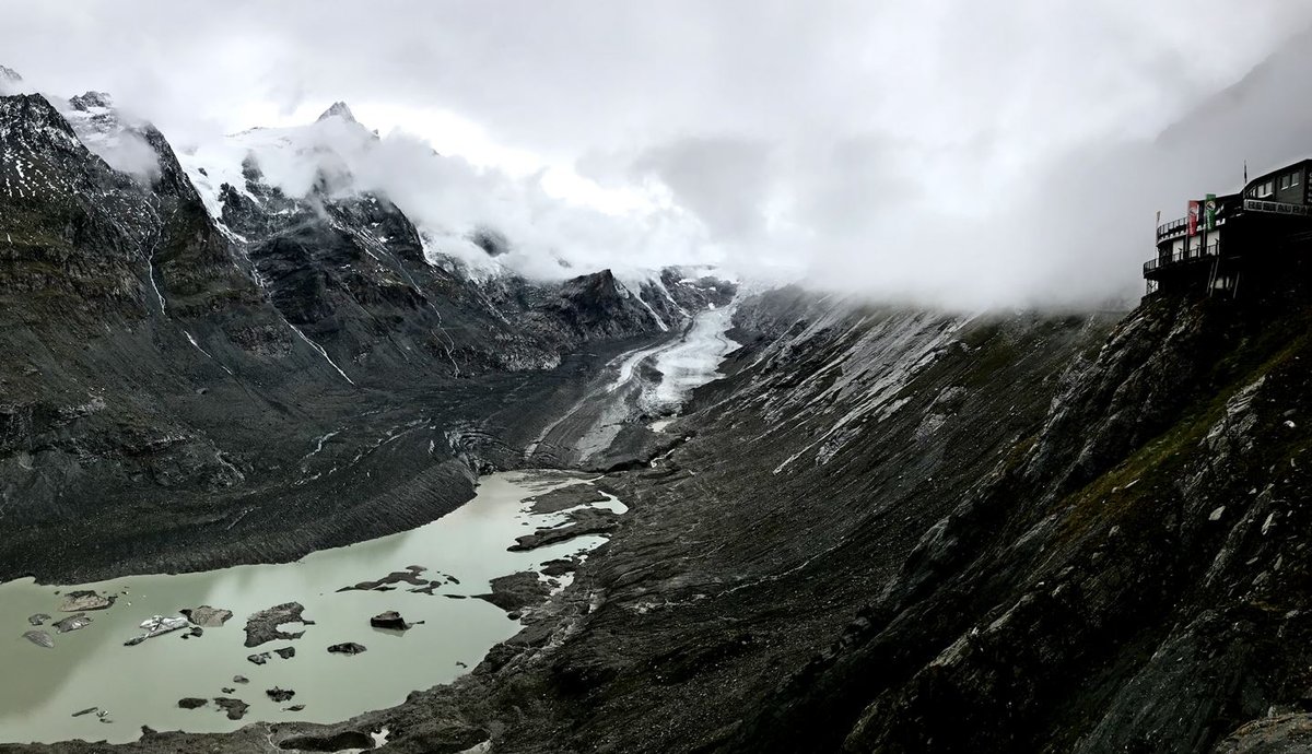 Bal oldalon a Grossglockner, szemben a Pasterze-gleccser, jobbra fent pedig a Kaiser-Franz-Josefs-Höhe