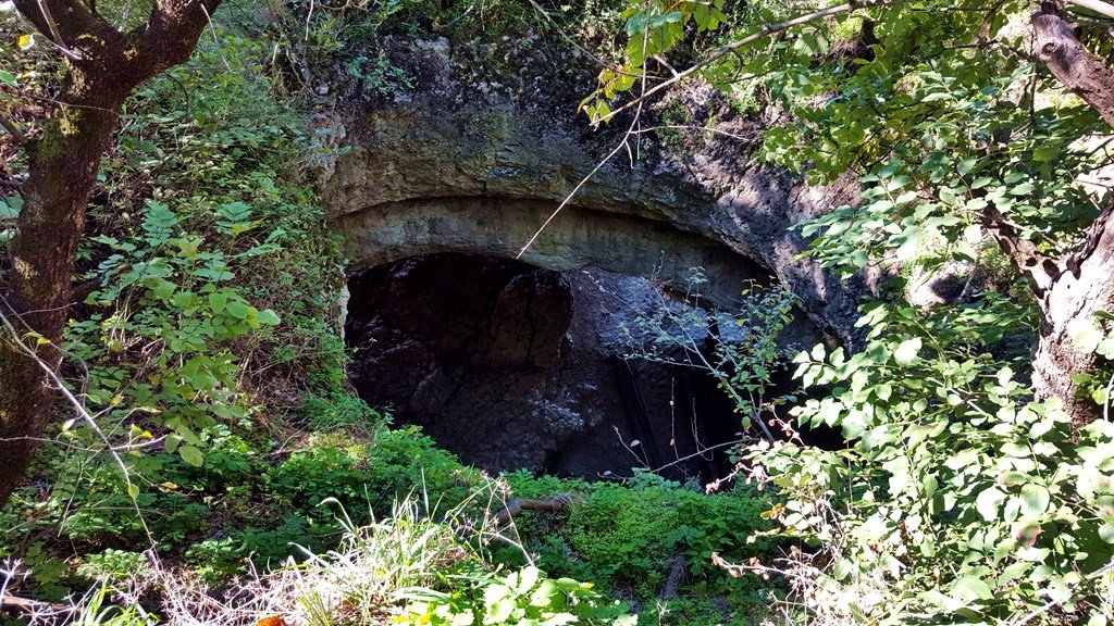 A Szelim-barlang üregének nyílása felülről Forrás: www.mozgasvilag.hu