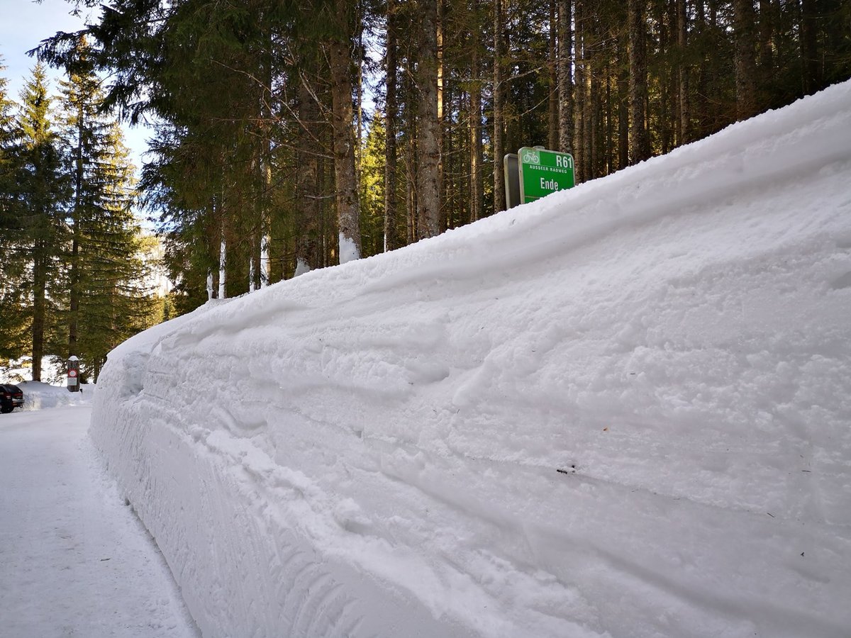 Kb. 2 m magas hófal szegélyezi az autóutat