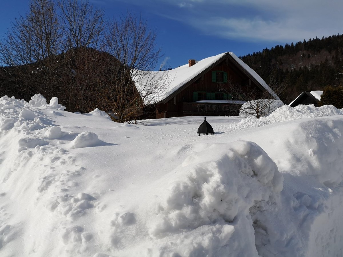 A házak szinte eltűnnek a nagy hóban