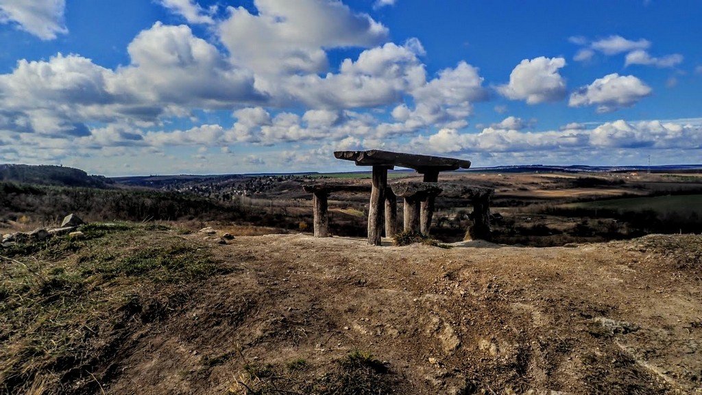 Dombtetőn a szétesett pad és a csodás panoráma Forrás: Nyáry Tamás