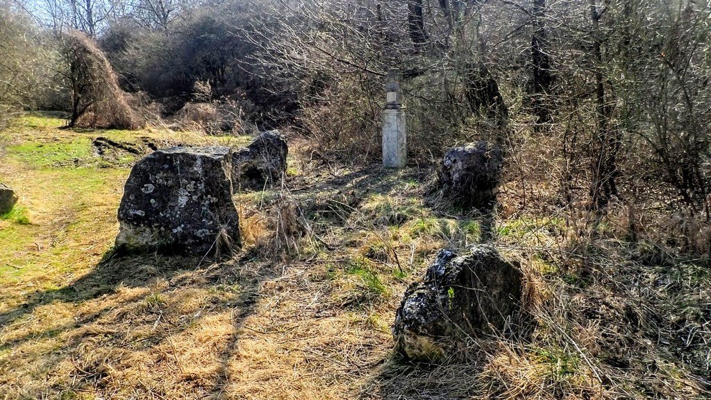 A Főkúti-forrás közelében található épületmaradványok