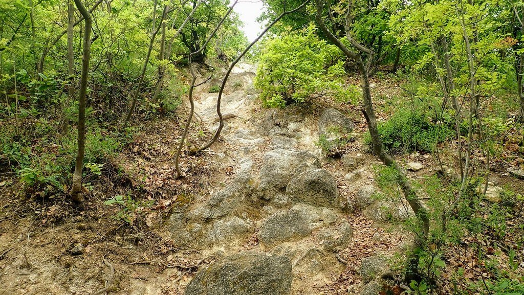 Morzsalékos-sziklás csúszós a talaj a meredek felfelén