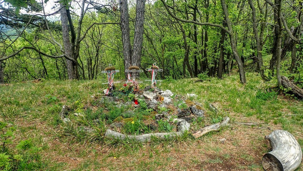 A II. világháborúban elesett katonák szépen gondozott sírhelye Forrás: Nyáry Tamás