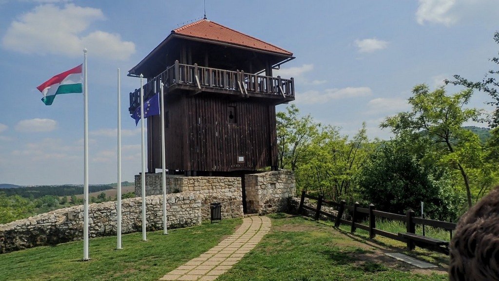 A Solymári vár kilátónak átalakított tornya Forrás: Nyáry Tamás