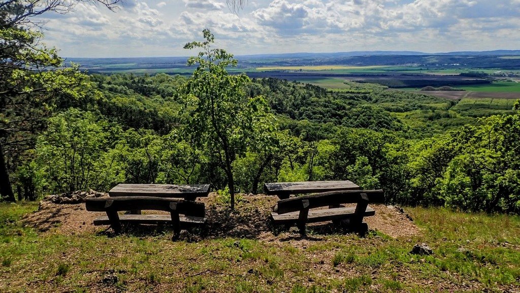 Pihenőpadok az Ilona-lak erdészháznál Forrás: Nyáry Tamás