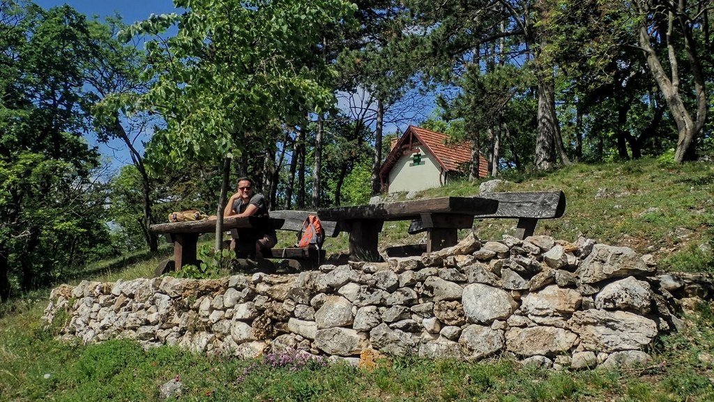 Pihenőpadok az Ilona-lak erdészháznál Forrás: Nyáry Tamás