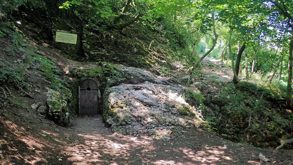 A Bátori barlang bejárata, jobbra a szikla és a hasadék látszik Forrás: Nyáry Tamás