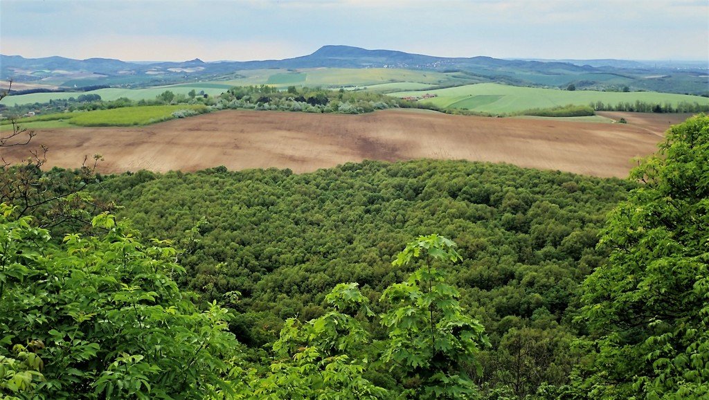 Az ott középen a Nagy-Gete, a Kinizsi 100-asok rémálma :-) A környék majdhogynem összetéveszthető a Balaton-Felvidéki tanúhegyek világával. Forrás: Nyáry Tamás