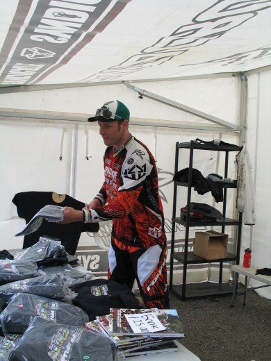 81650-Steve-Peat-munka-k-zben.jpg