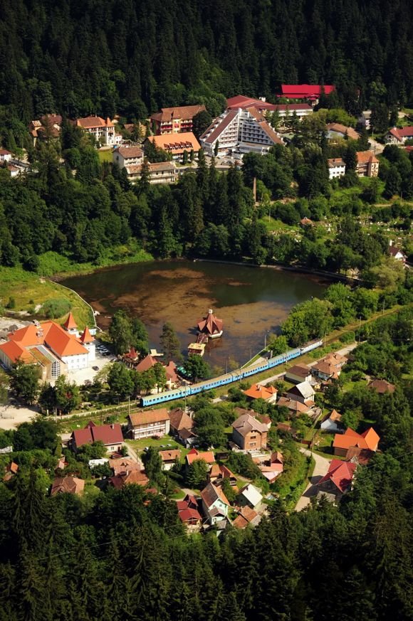 Tusnádfürdő és a Csukás-tó a magasból