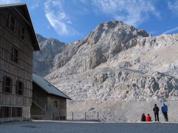 Dom Planika és háttérben a Triglav Forrás: Mozgásvilág.hu