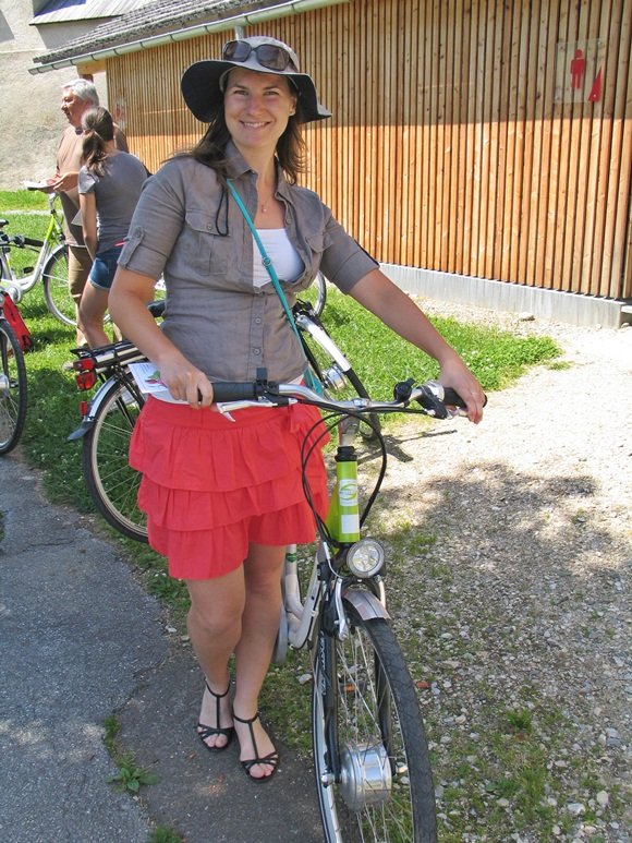 E-bike-ozás kalapban és szoknyában Forrás: www.mozgasvilag.hu