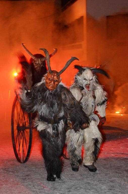 82693-Krampusse1.jpg