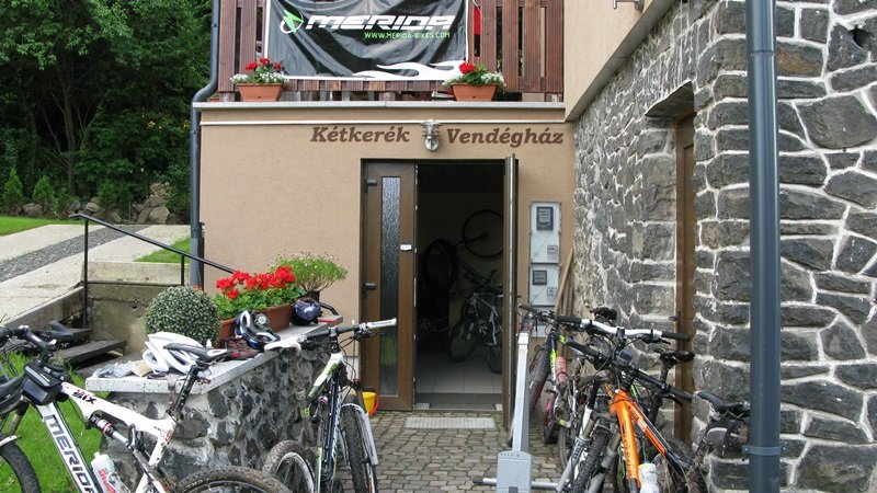 Kerékpártároló bejárat
