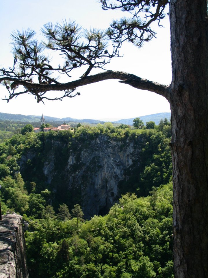 A beszakadt barlangtető Skocjanban