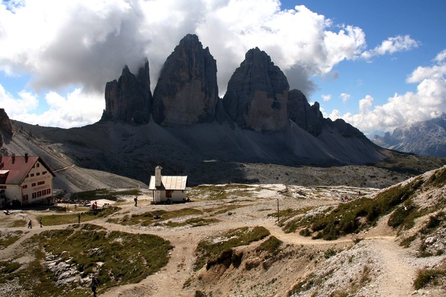 Tre Cime, előtérben a Locatelli menedékház